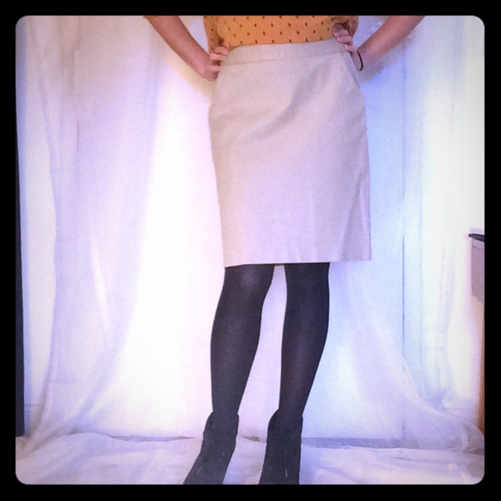 Classic pencil skirt with pockets!